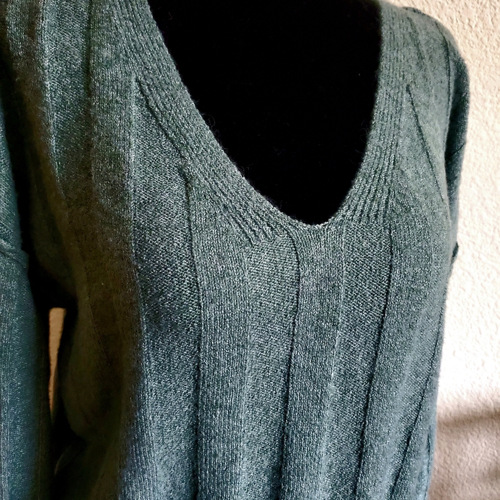♡♡♡♡♡ NWT Pink Rose knit sweater. - Picture 3 of 11